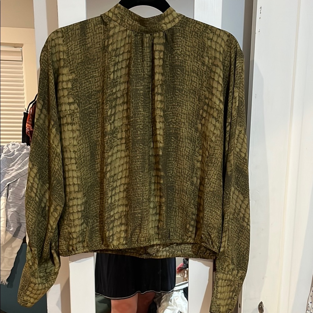 Green crocodile patterned Blouse with Mandarin Collar size large. NWT